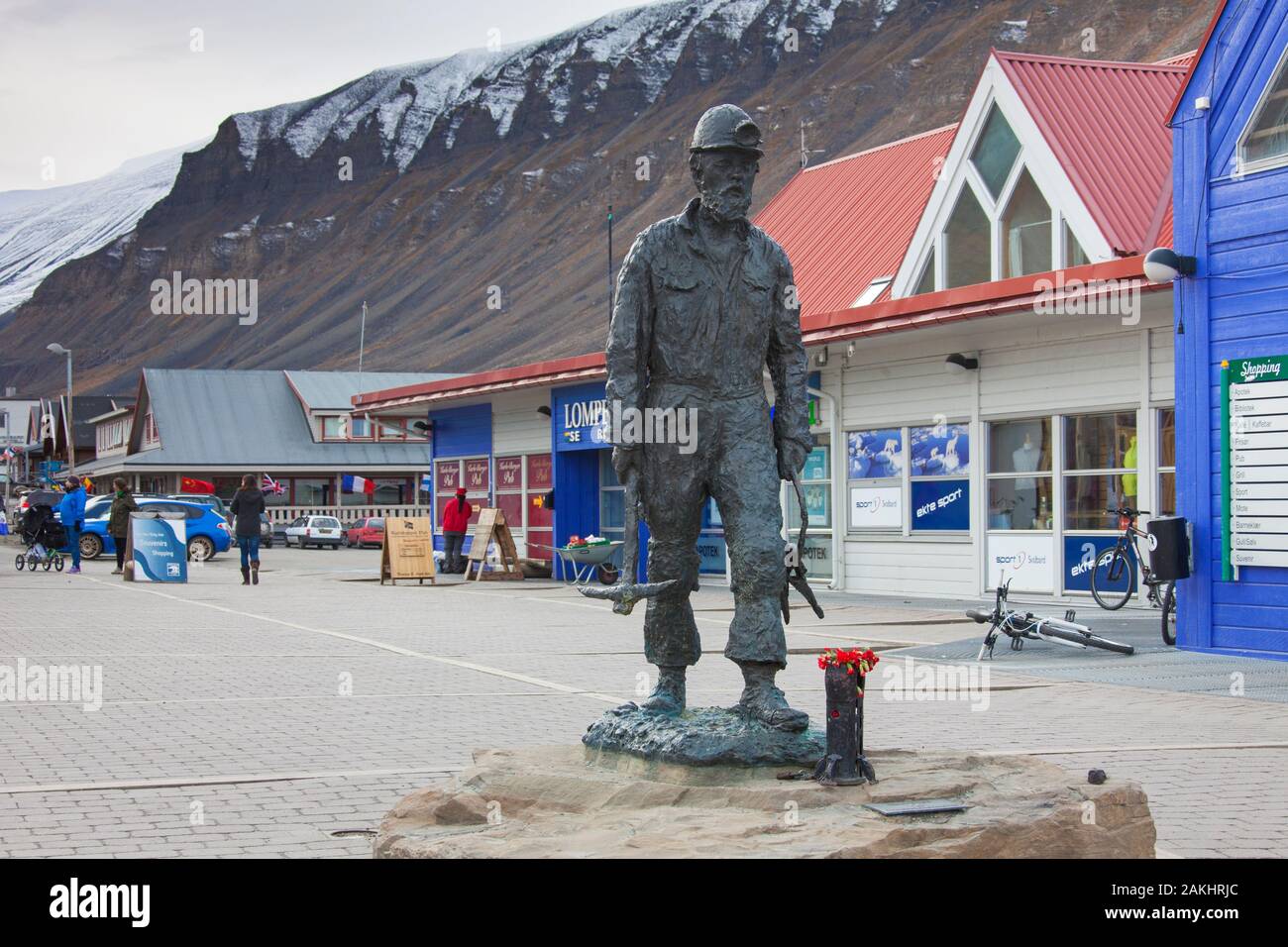 Statua del minatore, carbone dei minatori Memorial creato da Tore Bjorn Skjølsvik nella città Longyearbyen, Svalbard / Spitsbergen, Norvegia Foto Stock