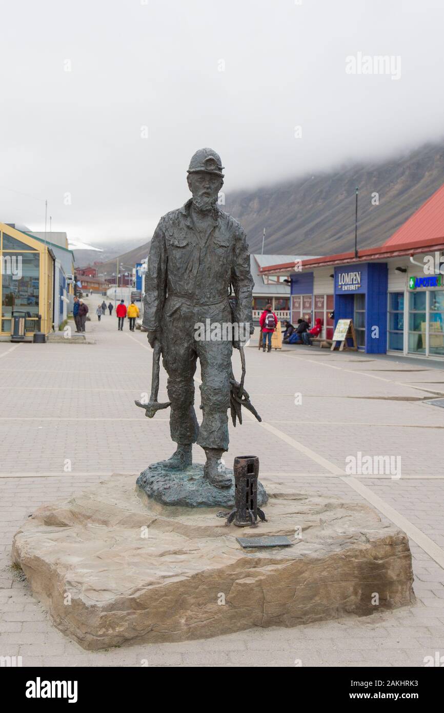 Statua del minatore, carbone dei minatori Memorial creato da Tore Bjorn Skjølsvik nella città Longyearbyen, Svalbard / Spitsbergen, Norvegia Foto Stock