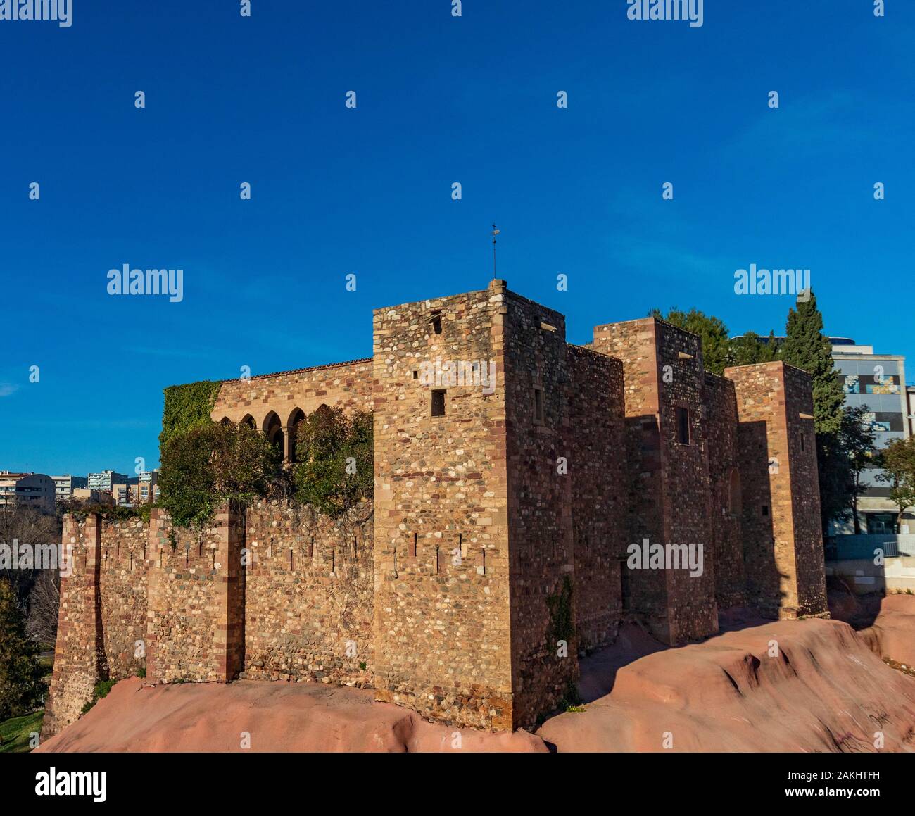 Chiese medievali al tramonto con i loro bellissimi ponti. Foto Stock