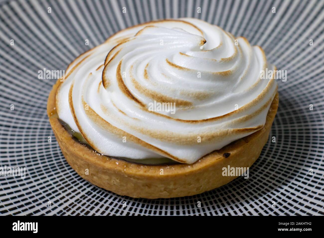Una deliziosa torta al limone dessert su piastra Foto Stock