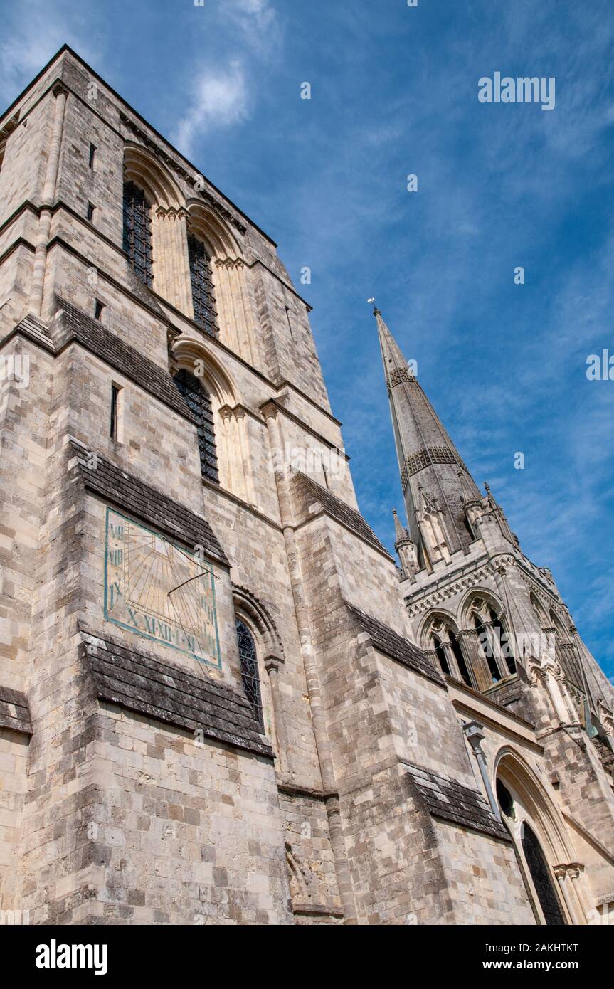 Guardando il sud-ovest della torre e la torre centrale con il campanile della cattedrale di Chichester, West Sussex. Foto Stock