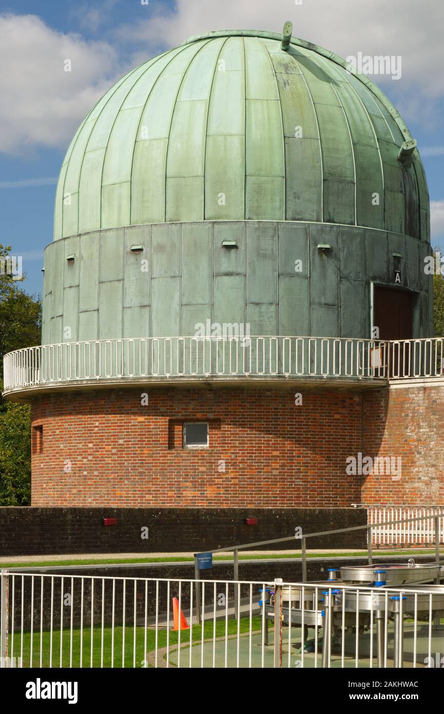 Edificio a cupola alloggiamento telescopio astronomia a Herstmonceux, East Sussex, Inghilterra Foto Stock