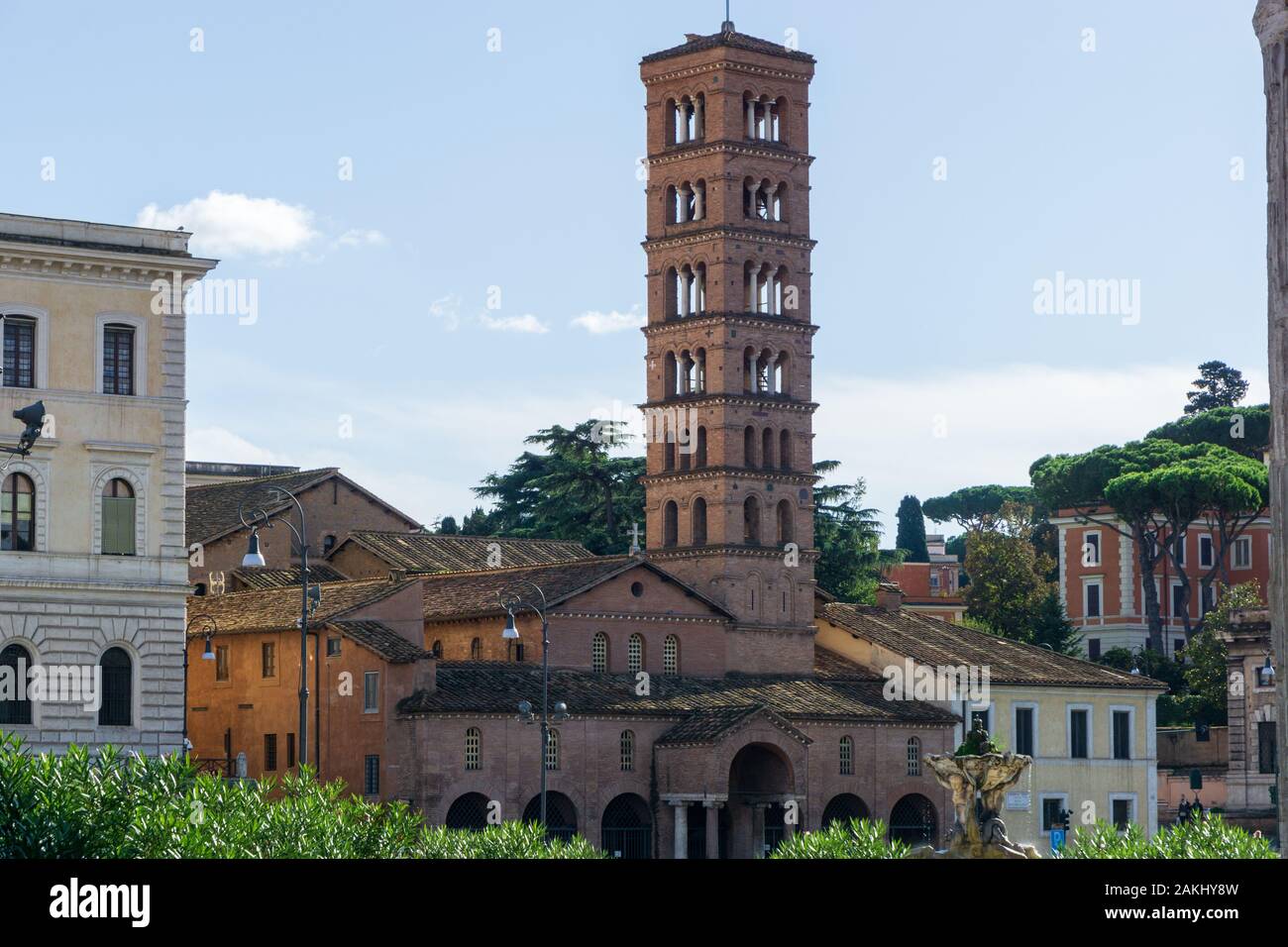 Basilica di Santa Maria in Cosmedin (Basilica di Santa Maria in Cosmedin) a Roma, Italia. Nel portico della chiesa si trova la bocca della Verità Foto Stock