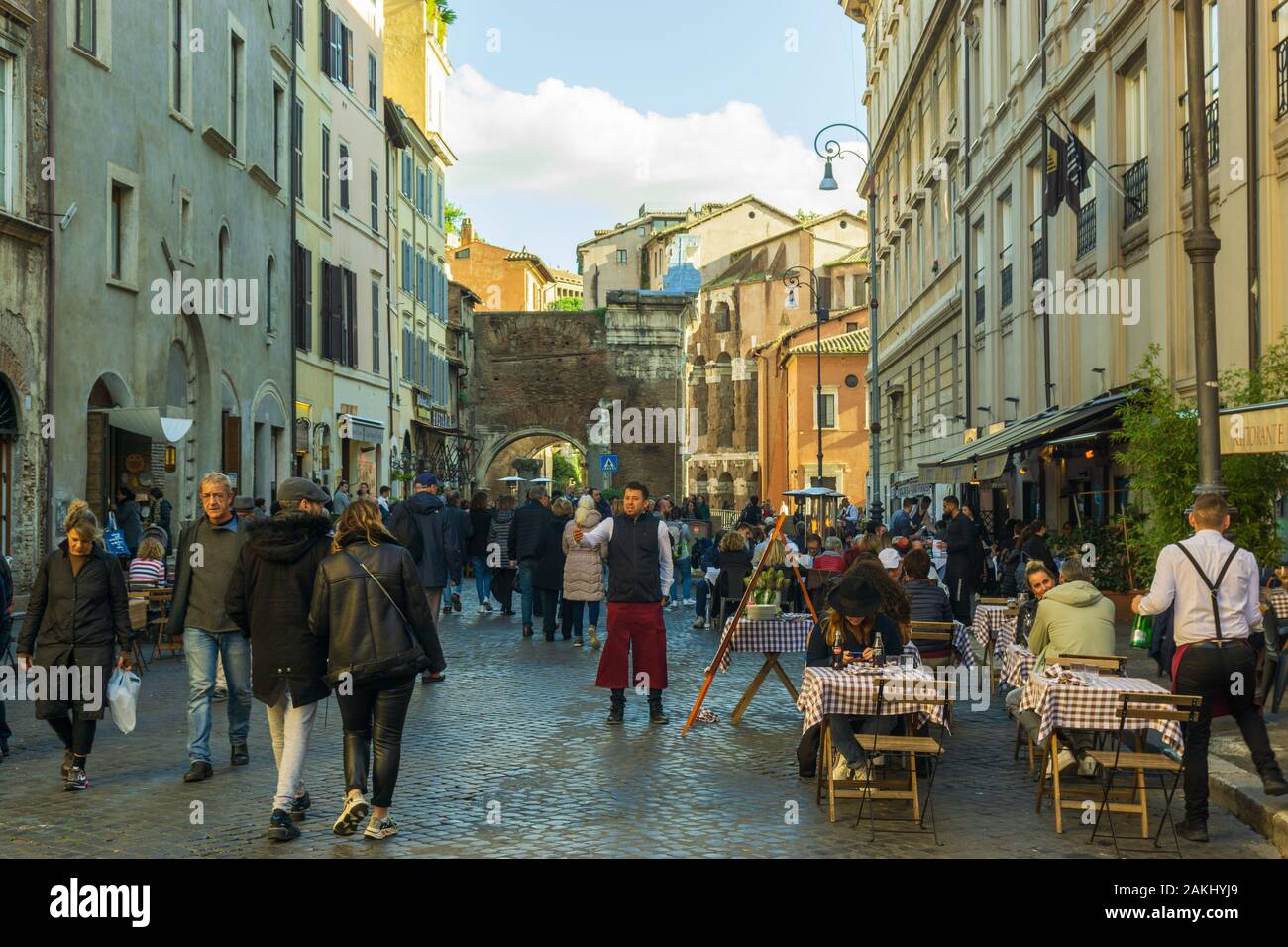 Roma, ITALIA - 10 novembre 2019: Scena della vita quotidiana nel Ghetto, storico quartiere ebraico di Roma, Italia Foto Stock