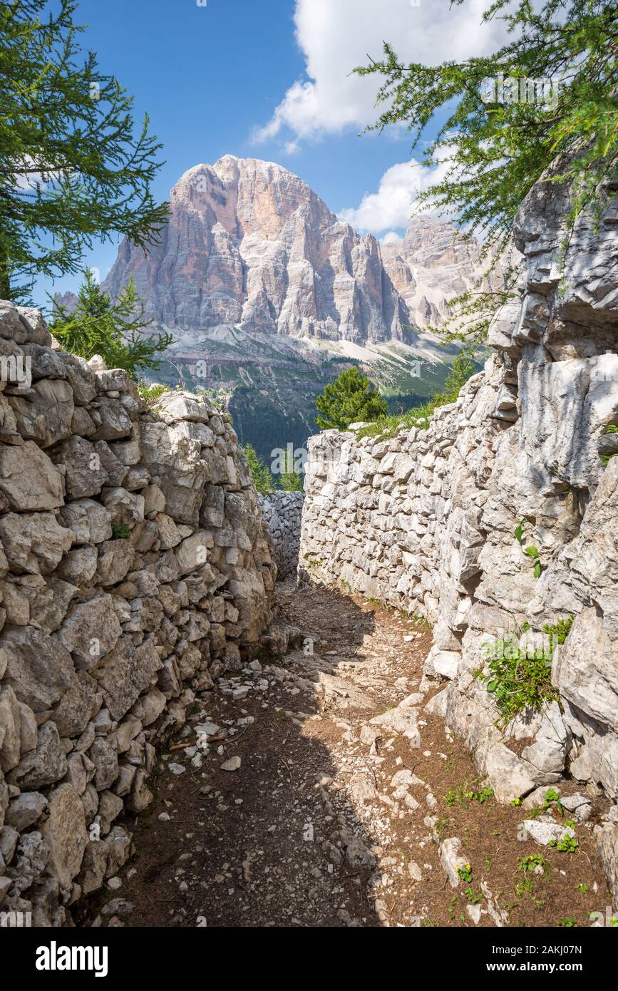 Vista panoramica di una trincea restaurata della prima guerra mondiale nelle Dolomiti, Italia. Enorme picco di montagna in background. Foto Stock