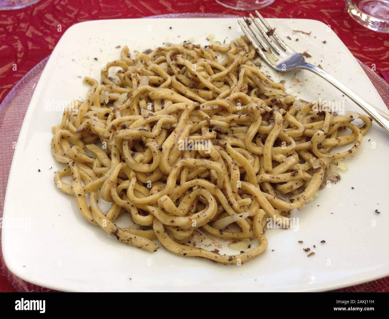 Delizioso piatto italiano: spaghetti alla chitarra con tartufo estivo, Toscana. Foto Stock
