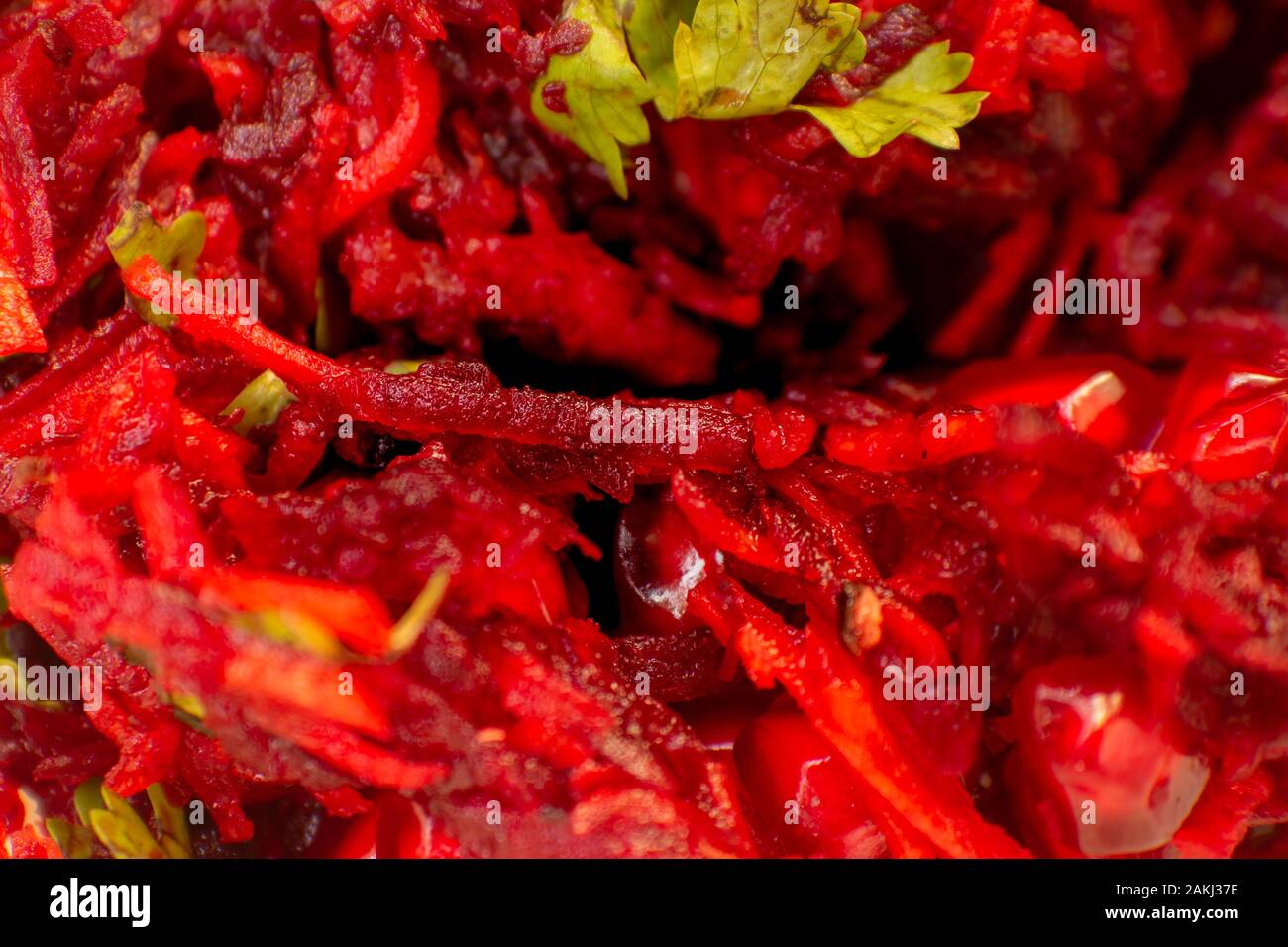 Vista di una succosa Insalata di barbabietole, carote e i semi di melograno. Snack sani ricchi di antiossidanti. Utilizzare per il concetto di salute. Foto Stock