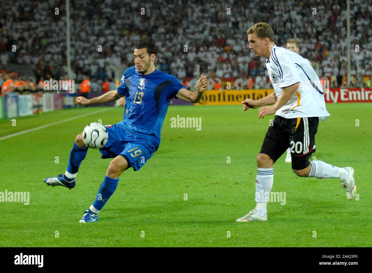 Dortmund Germania, 4 luglio 2006 FIFA World Cup Germany 2006, Germany-Italy semi-finale presso il Westfalenstadion:Lukas Podolski e Gianluca Zambrotta in azione durante la partita Foto Stock