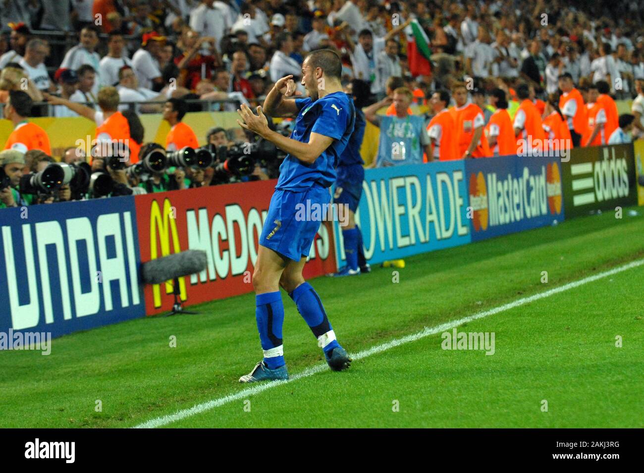 Dortmund Germania, 4 luglio 2006 FIFA World Cup Germany 2006, Germany-Italy semi-finale presso il Westfalenstadion: Alessandro Del Piero celebrare l'obiettivo Foto Stock