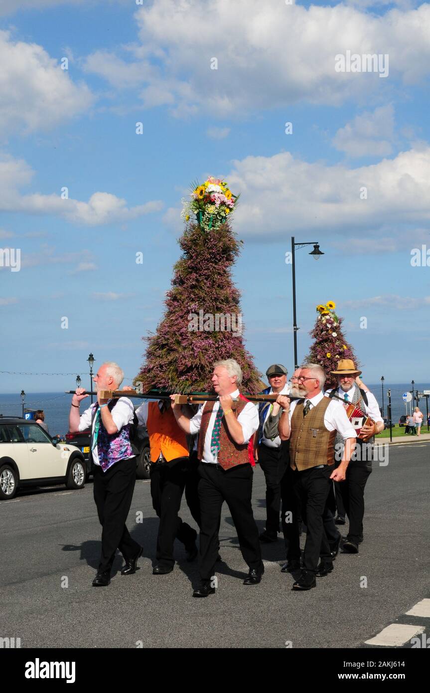 Squadra di danza Sword britannica del nord che porta alberi fatti da erica. Settimana popolare di Whitby. Foto Stock