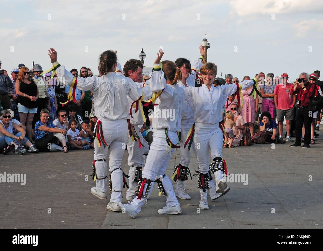 Morris Dance Team, The Outside Capering Crew, Dancing at Whitby Folk Week Foto Stock