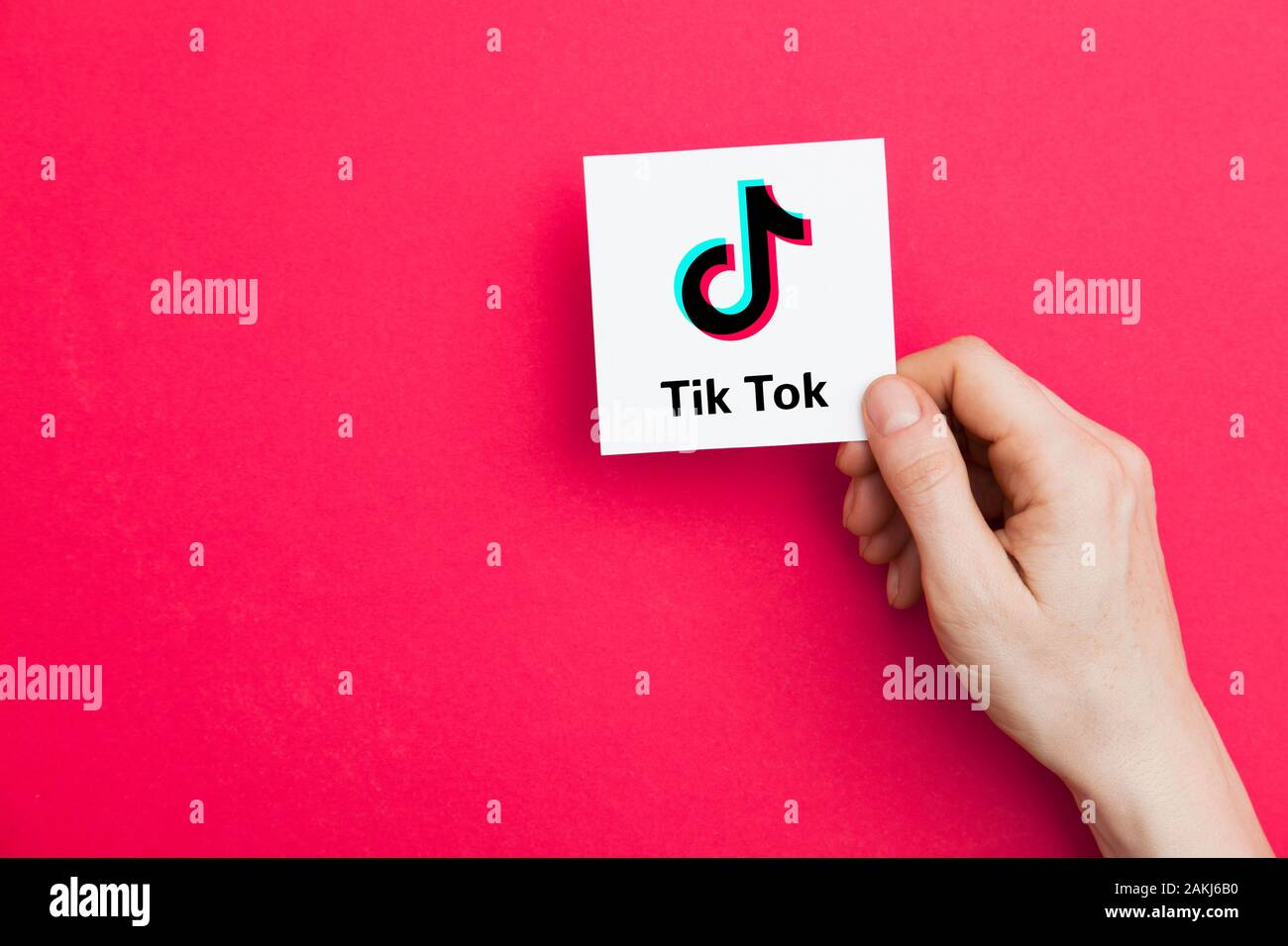 LONDON, Regno Unito - 9 Gennaio 2019: mano azienda Tik Tok logo. Tik Tok è una condivisione ido social media network Foto Stock