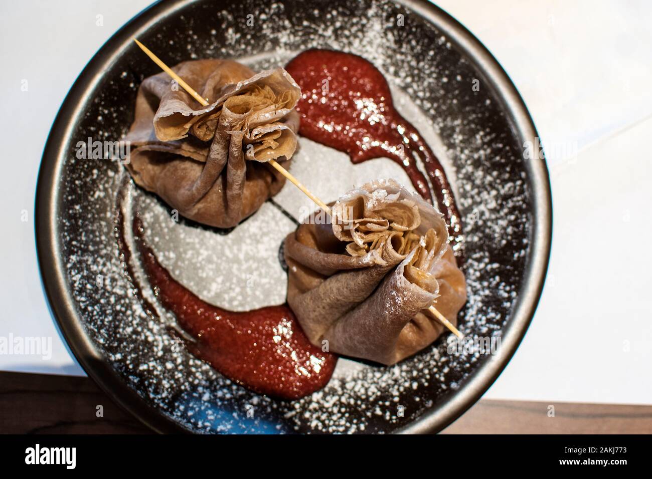 Delizioso antipasto con frittelle in forma di sacchi con ripieno dolce. Vista dall'alto. Foto Stock