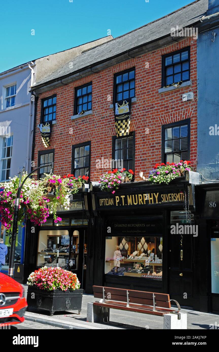 Kilkenny bandiere sportive appese dalle finestre superiori, Kilkenny. Foto Stock