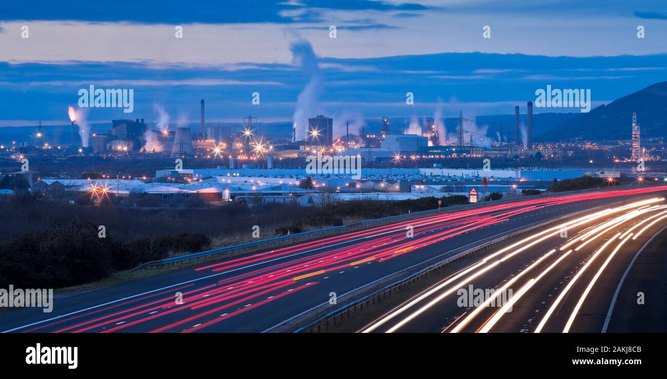 Autostrada con Neath Port Talbot West Glamorgan Galles al crepuscolo Foto Stock