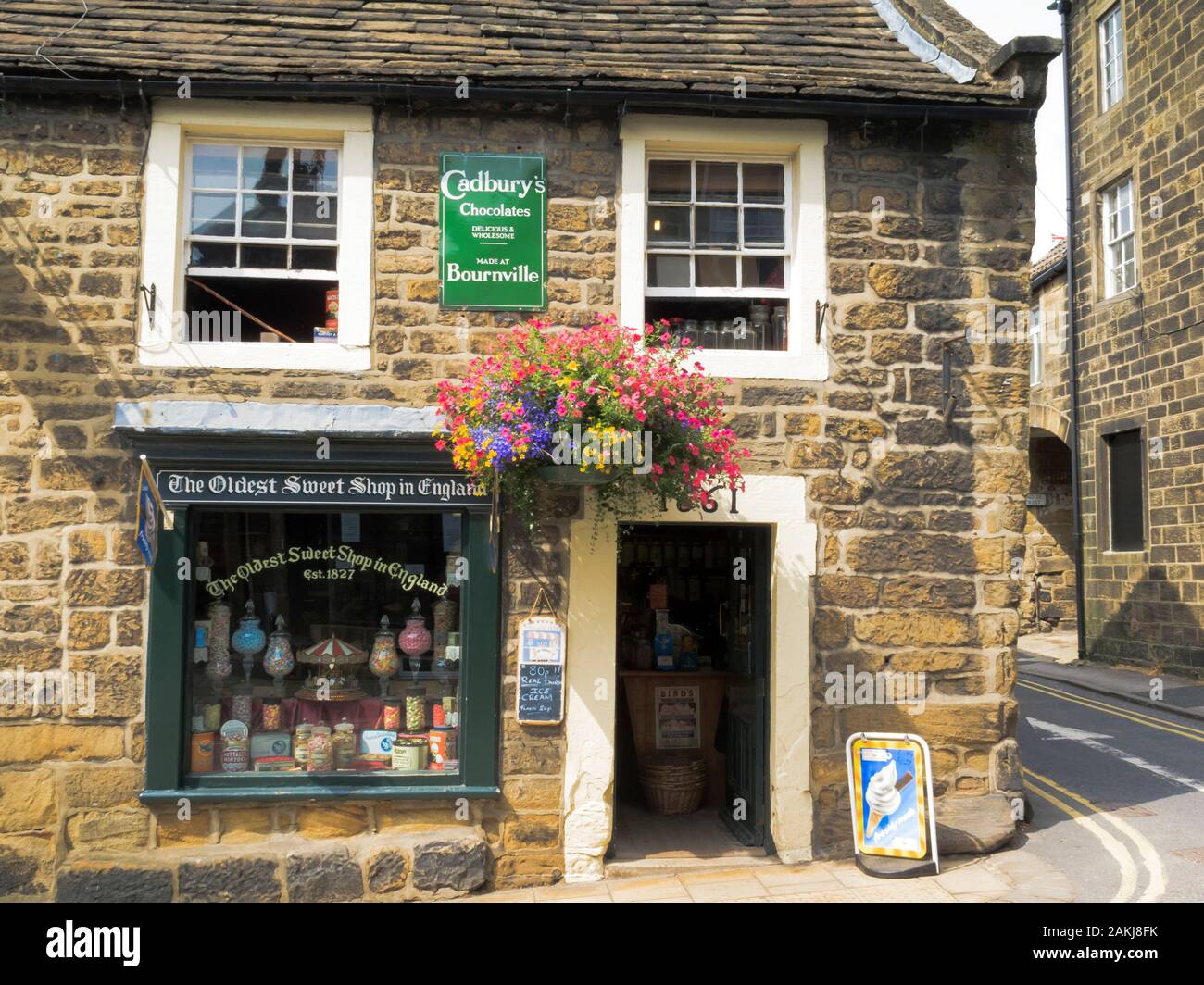Il più antico negozio di dolci in Inghilterra ponte Pateley Nidderdale North Yorkshire, Inghilterra Foto Stock