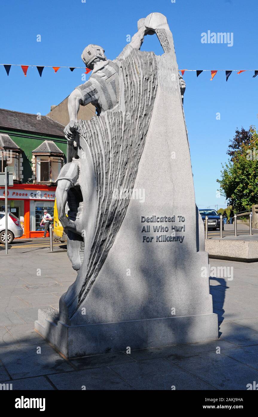 Statua dedicata a tutti coloro che scagliano per Kilkenny, da Clareman Barry Wrafter. Foto Stock