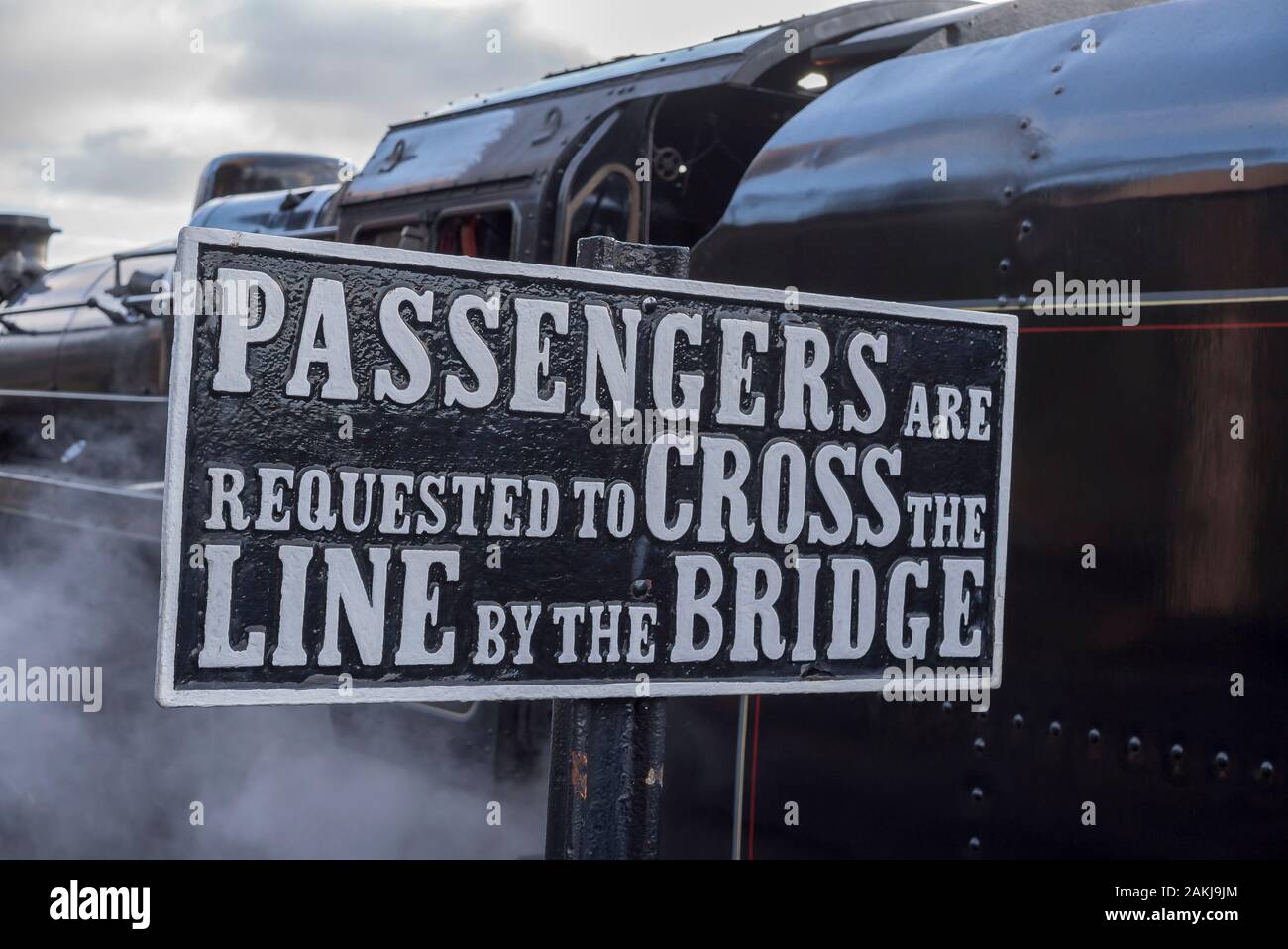 Close up vintage di firmare per i passeggeri dei treni sulla piattaforma della Severn Valley heritage stazione ferroviaria per annata UK locomotiva a vapore. Treni a vapore NEL REGNO UNITO. Foto Stock