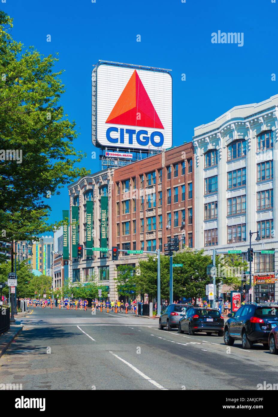 Boston, Massachusetts - Giugno del 2016, USA: Maratona di Boston, vista di Kenmore Square e Big Citgo segno Foto Stock