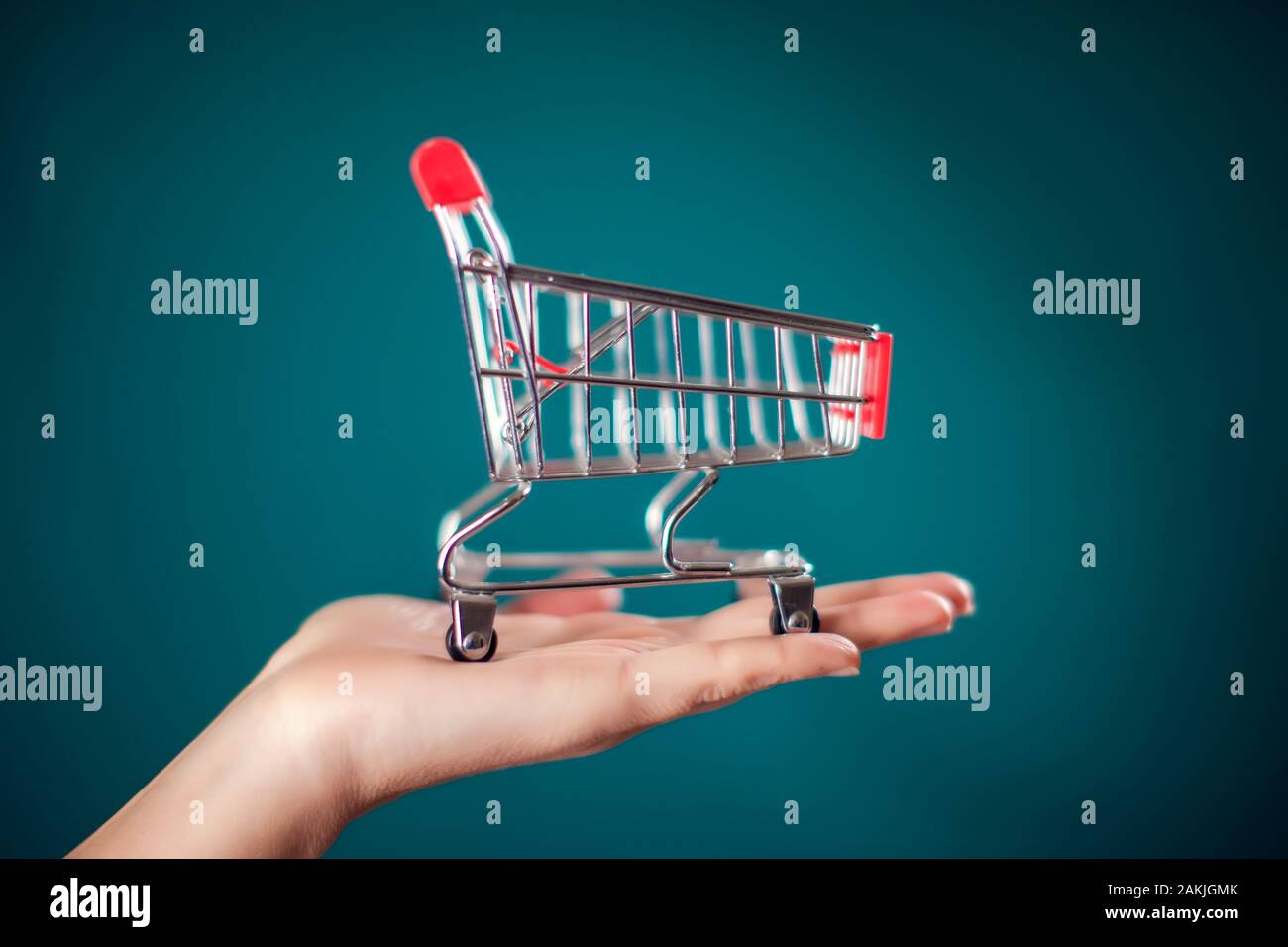 Donna di mano azienda vuoto carrello della spesa in mano. Concetto commerciale Foto Stock