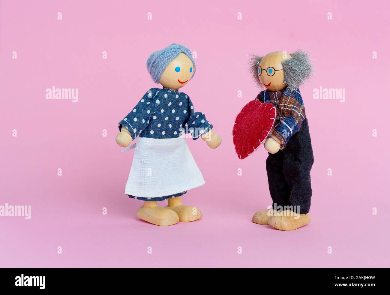 Bambole anziano uomo e donna. Nonno nonna dà un cuore un simbolo di amore e di fiducia. Il giorno di San Valentino, l'amore. Foto Stock