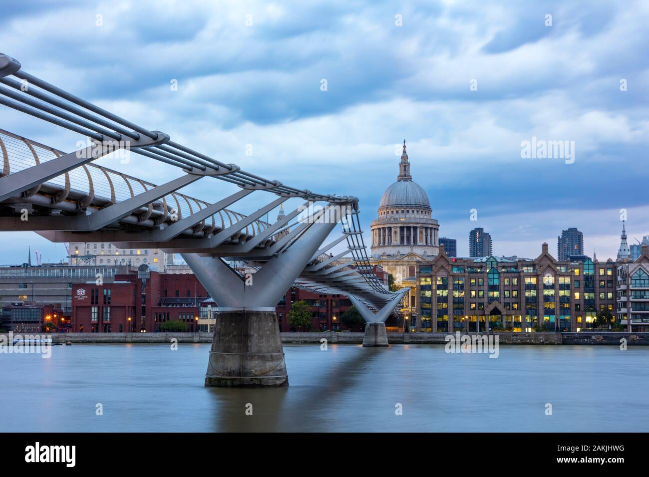 Millennium Bridge e la cupola della cattedrale di St Paul sul fiume Thames, London, England, Regno Unito Foto Stock