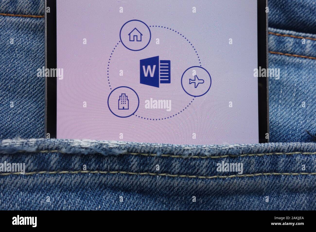 Sito Web Microsoft Word visualizzato sullo smartphone nascosto nella tasca dei jeans Foto Stock
