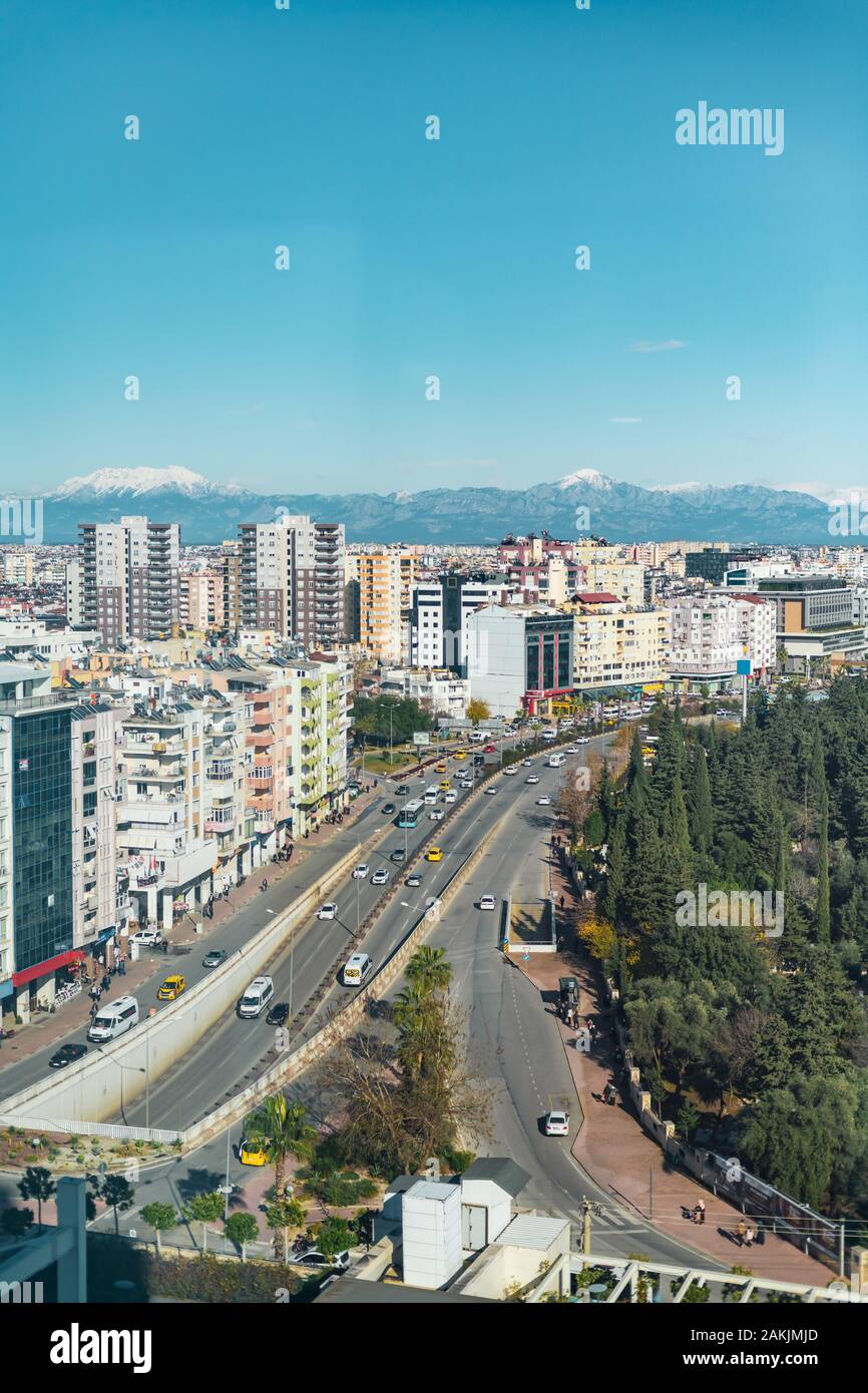 Autostrada trafficata piena di vetture in Turchia Antalya Foto Stock