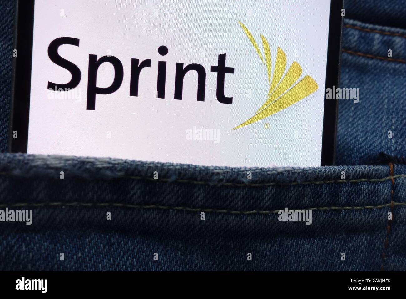 Logo Sprint visualizzato sullo smartphone nascosto nella tasca dei jeans Foto Stock
