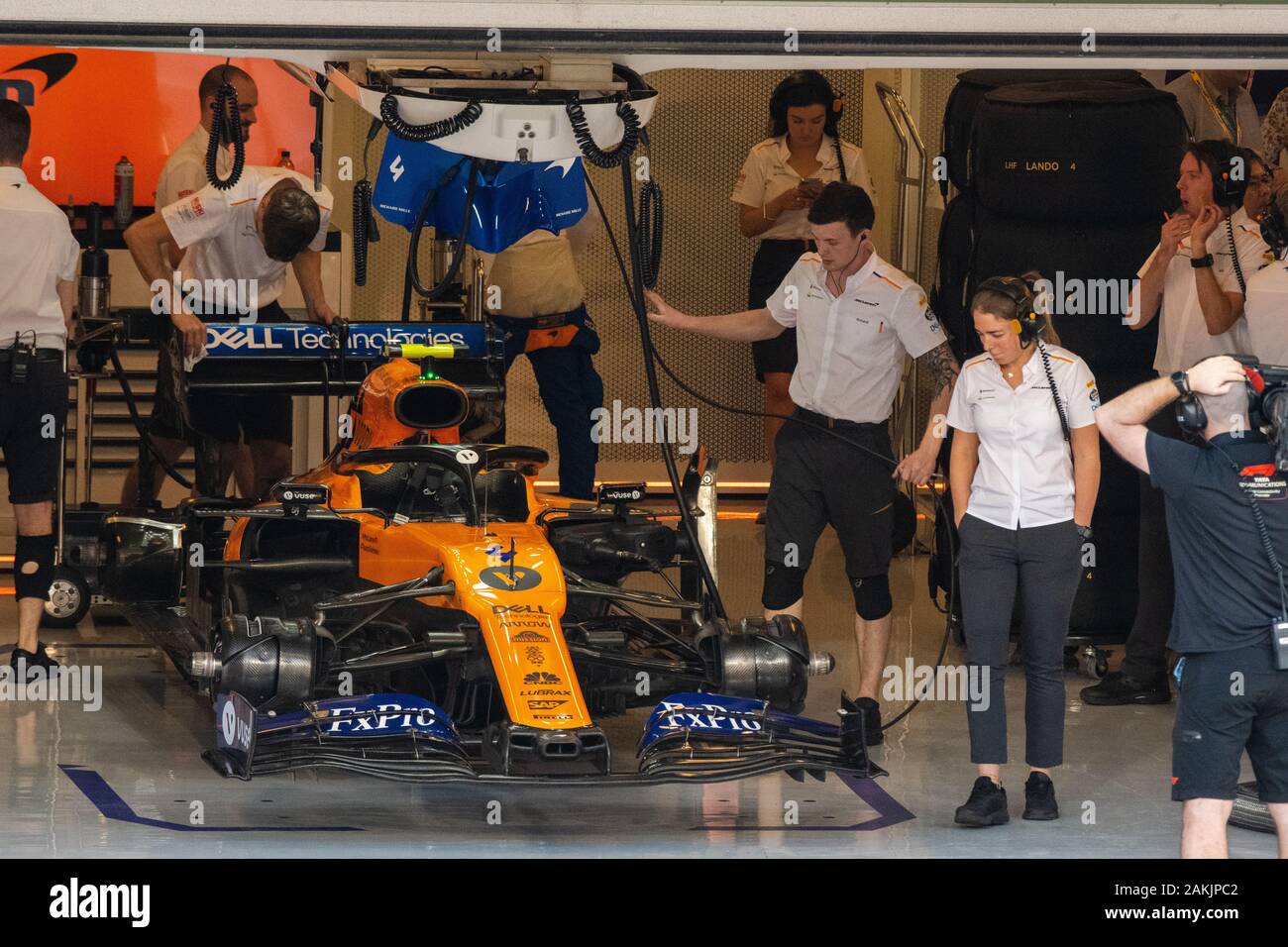 Lando Norris in una McLaren team auto di Formula Uno in garage a 2019 gara ad Abu Dhabi Foto Stock