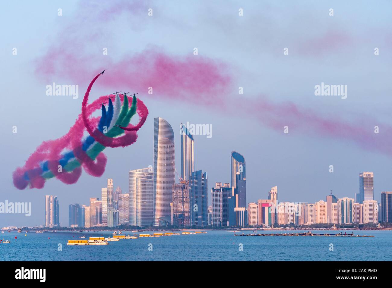 Emirati Arabi Uniti al Fursan squadra espositore volante esecuzione firma DNA manovra su Corniche Foto Stock