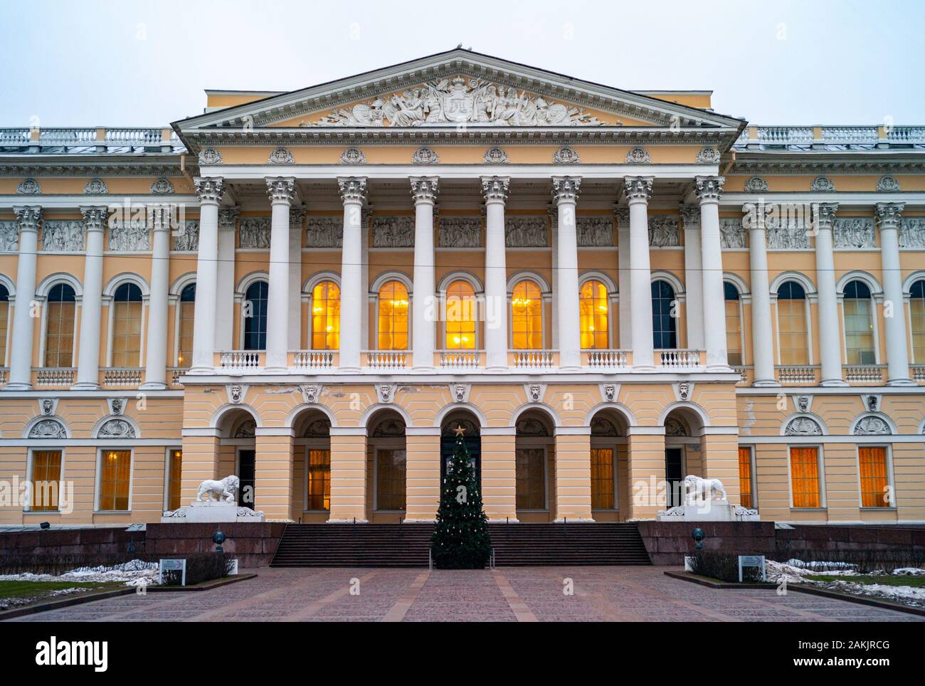 Palazzo Mikhailovsky alloggiamento lo State Russian Museum di San Pietroburgo, Russia illuminata di sera Foto Stock