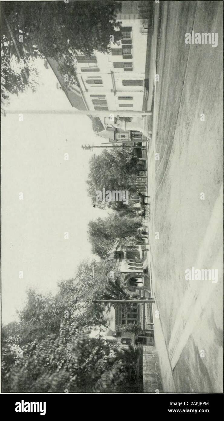 Pittoresca New London e i suoi dintorni, Groton, mistica, Montville, Waterford, all'inizio del XX secolo; notevoli caratteristiche di interesse .. . La quaresima luogo in cui tenere eventi sociali e intrattenimenti. Il presidente dell'Associazione è l'on. George F. Tinker: vicepresidenti. Un C. Woodruff. H. D. Stanton. e George C. forte: Segretario. P. Leroy Harwood: Segretario Generale. Richard W. Mansfield : Tesoriere. Frank E. Barker. inadeguata alla richiesta fatta uponit dalla crescente congregazione.Appena a sud della chiesa è la piastrella houseoccupied da iastor e il suo assist-formiche; sul suo n Foto Stock