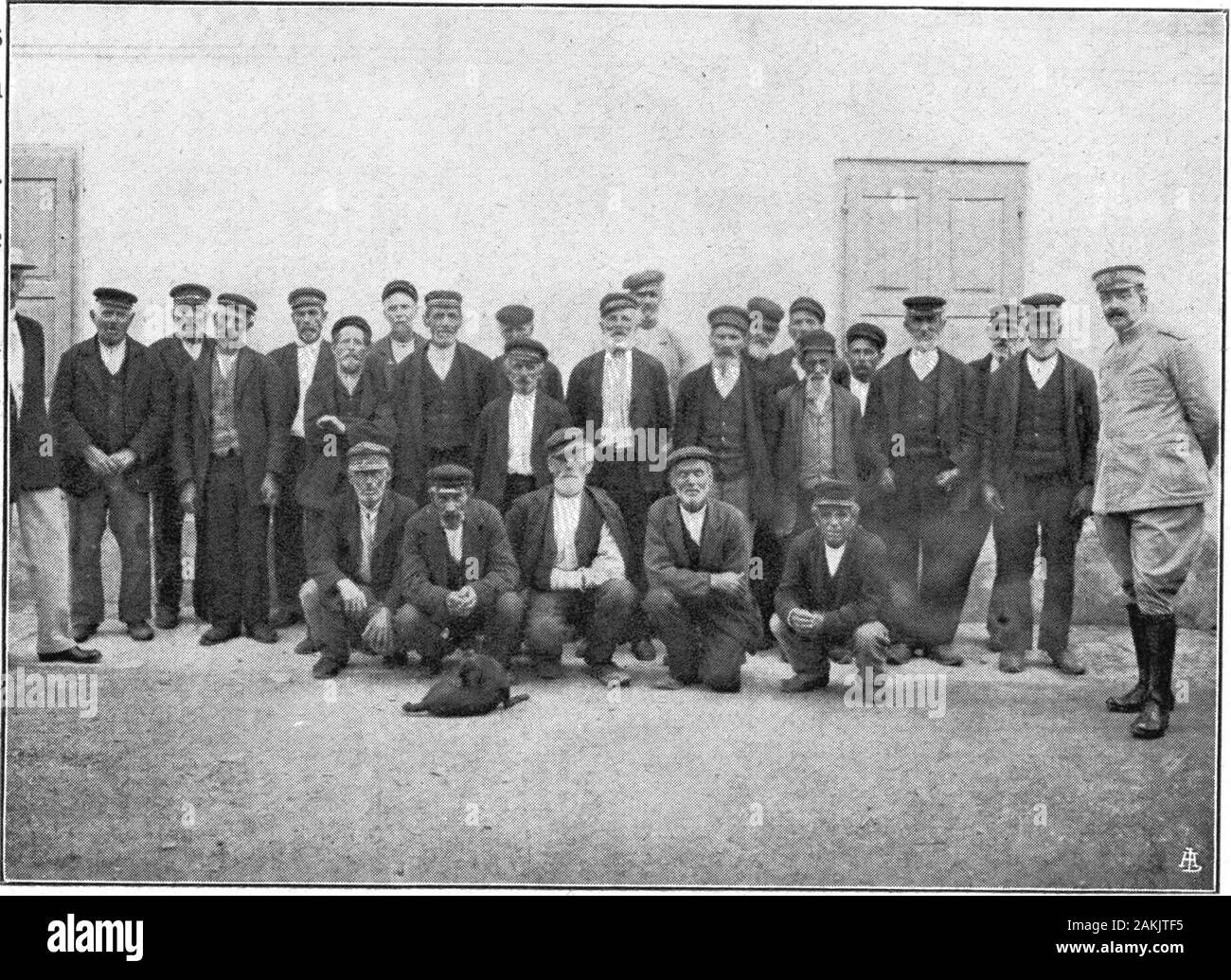 Il governo civile a Grado redenta . godere di un momento piacevole tra loro kinsfolk. I pescatori sono membri di una vicina corporation, e possiedono morestrongly costruito imbarcazioni provviste per un crewof cinque uomini. Le catture principali isthe sardine. Il favorevole seasonis da aprile fino a ottobre. La barca rimane in mare foreight o dieci giorni. Ogni giorno therecome fuori barche da carico, chiamato porto-lanti, e questi visita ogni barca stazione sullato trasbordare pesce andcarrying loro di mercato o a thefactory. Ogni settimana le barche di loro stessi di solito ritorno al porto,ricostituire le scorte di disposizioni, andlook Foto Stock