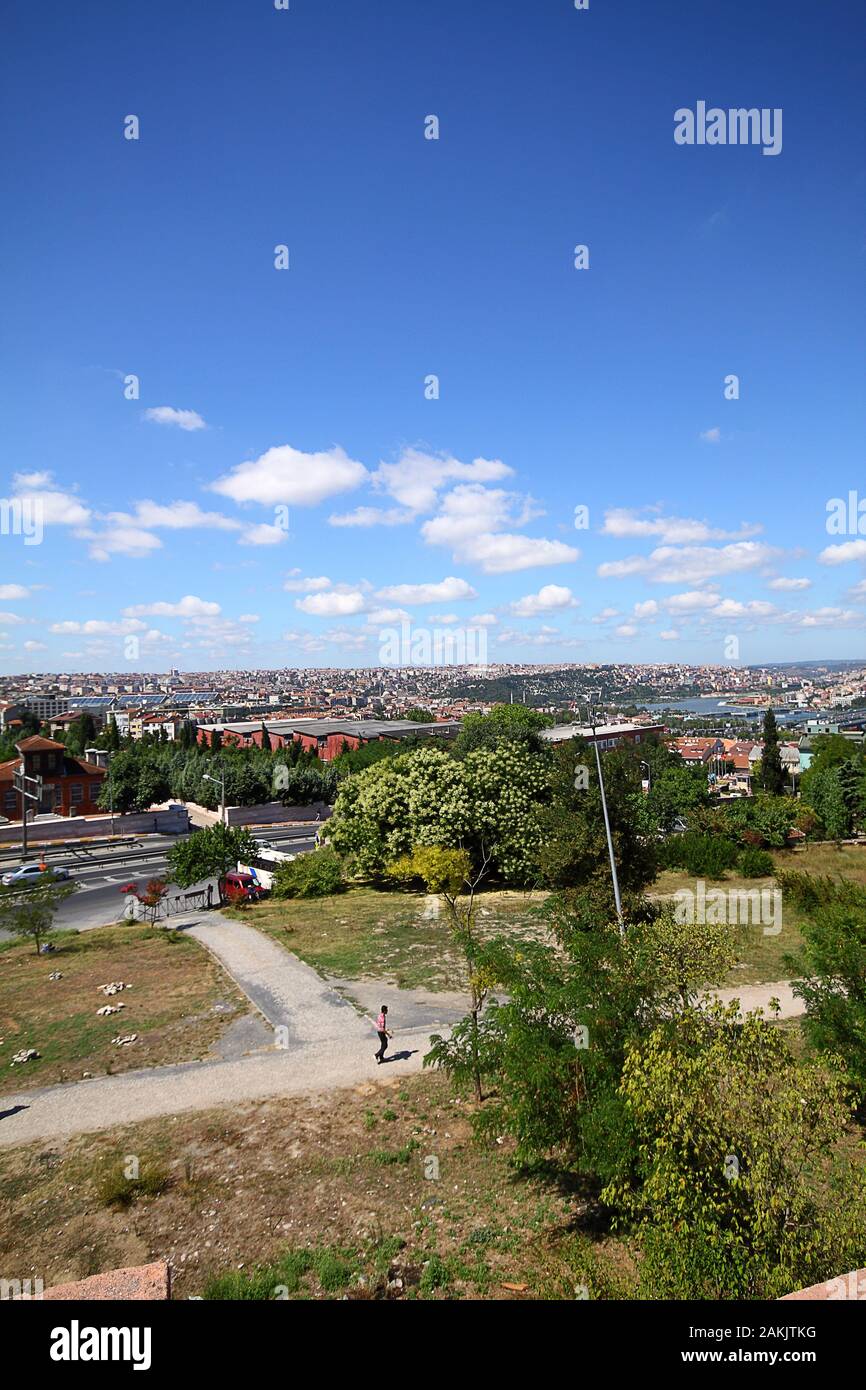 Costa A Istanbul, Turchia. Vista panoramica sul lungomare di Istanbul dal Corno d'Oro. Bellissimo paesaggio urbano di Istanbul con la vecchia Torre Galata in estate Foto Stock