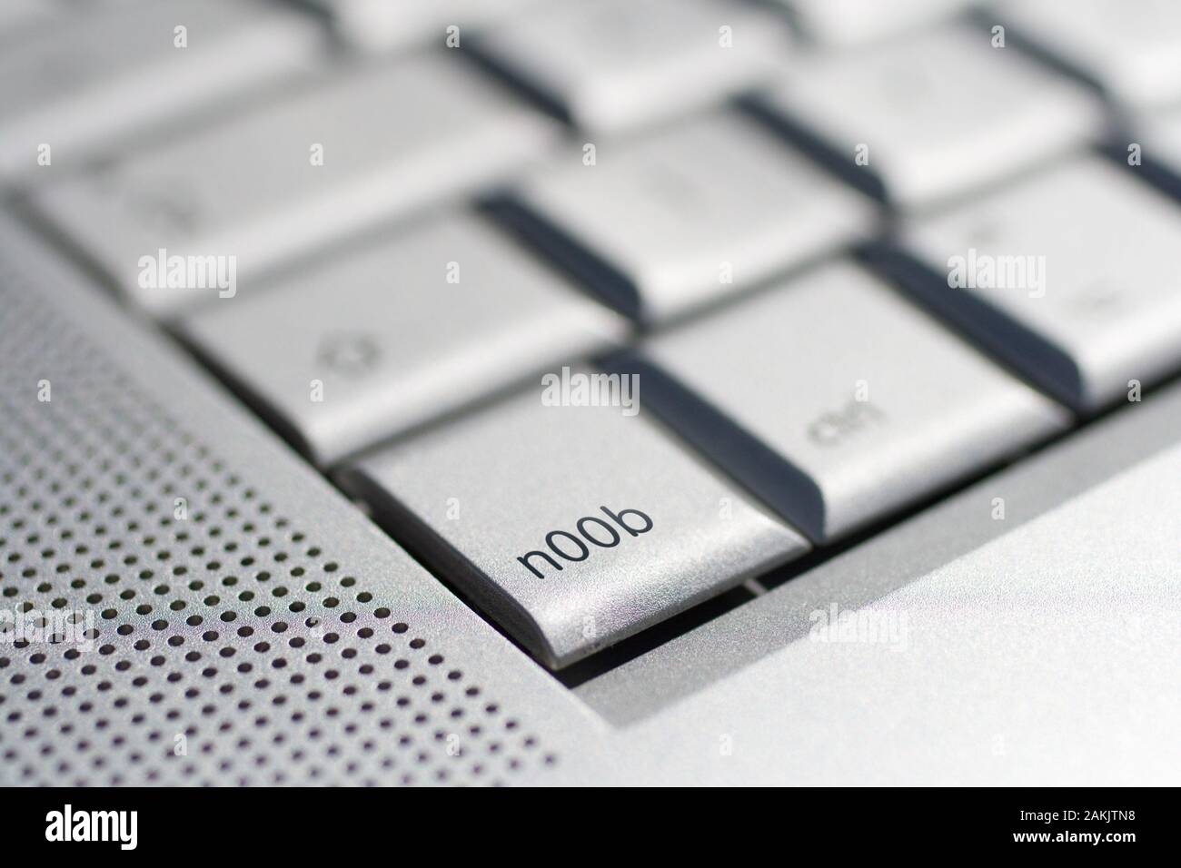Immagine ravvicinata di una tastiera portatile con un 'nOOb' il tasto di messa a fuoco Foto Stock