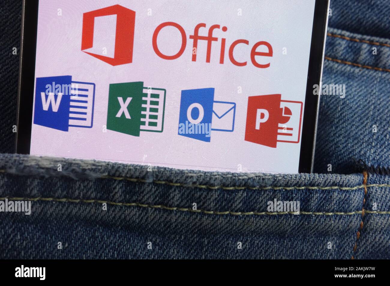 Microsoft Office logo visualizzato sullo smartphone nascosto nella tasca dei jeans Foto Stock