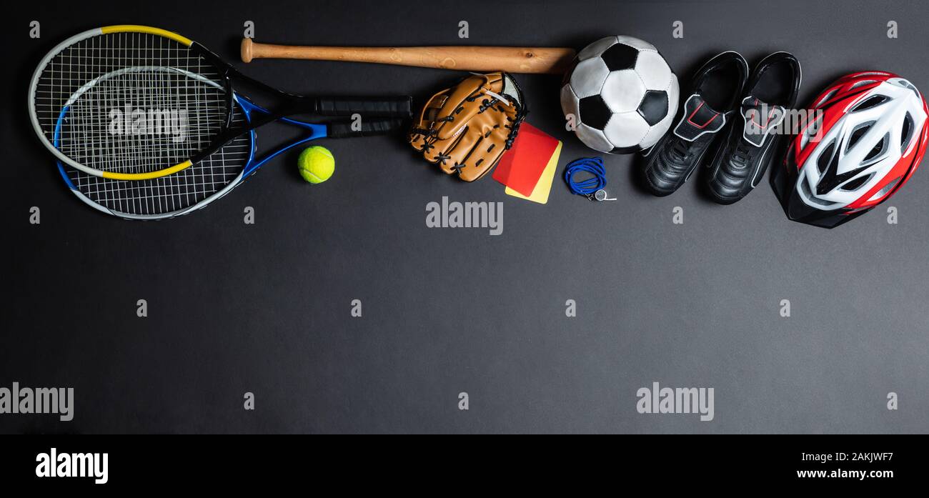 Angolo di Alta Vista di vari accessori sportivi su sfondo nero Foto Stock