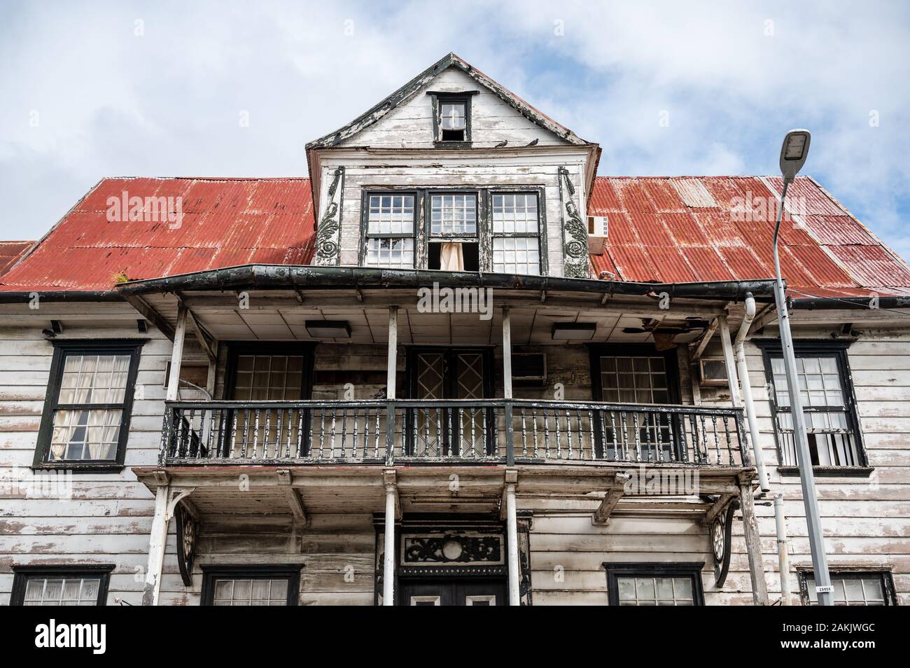 Vecchio e decaduto edificio in stile coloniale olandese a Paramaribo, capitale del Suriname in Sud America Foto Stock