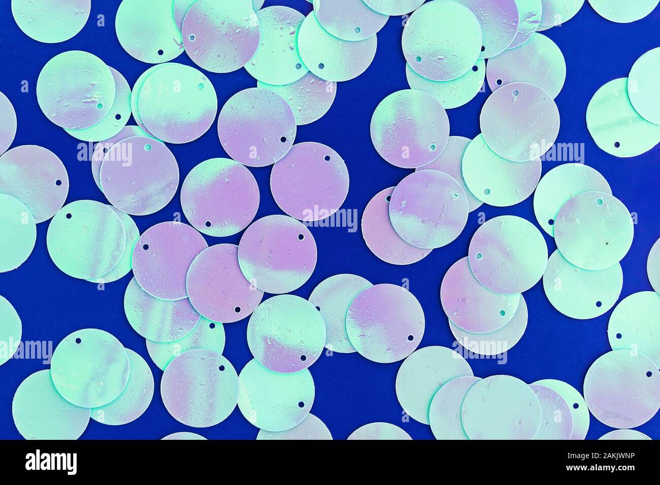 Grandi paillettes olografiche sul classico sfondo blu Foto stock - Alamy