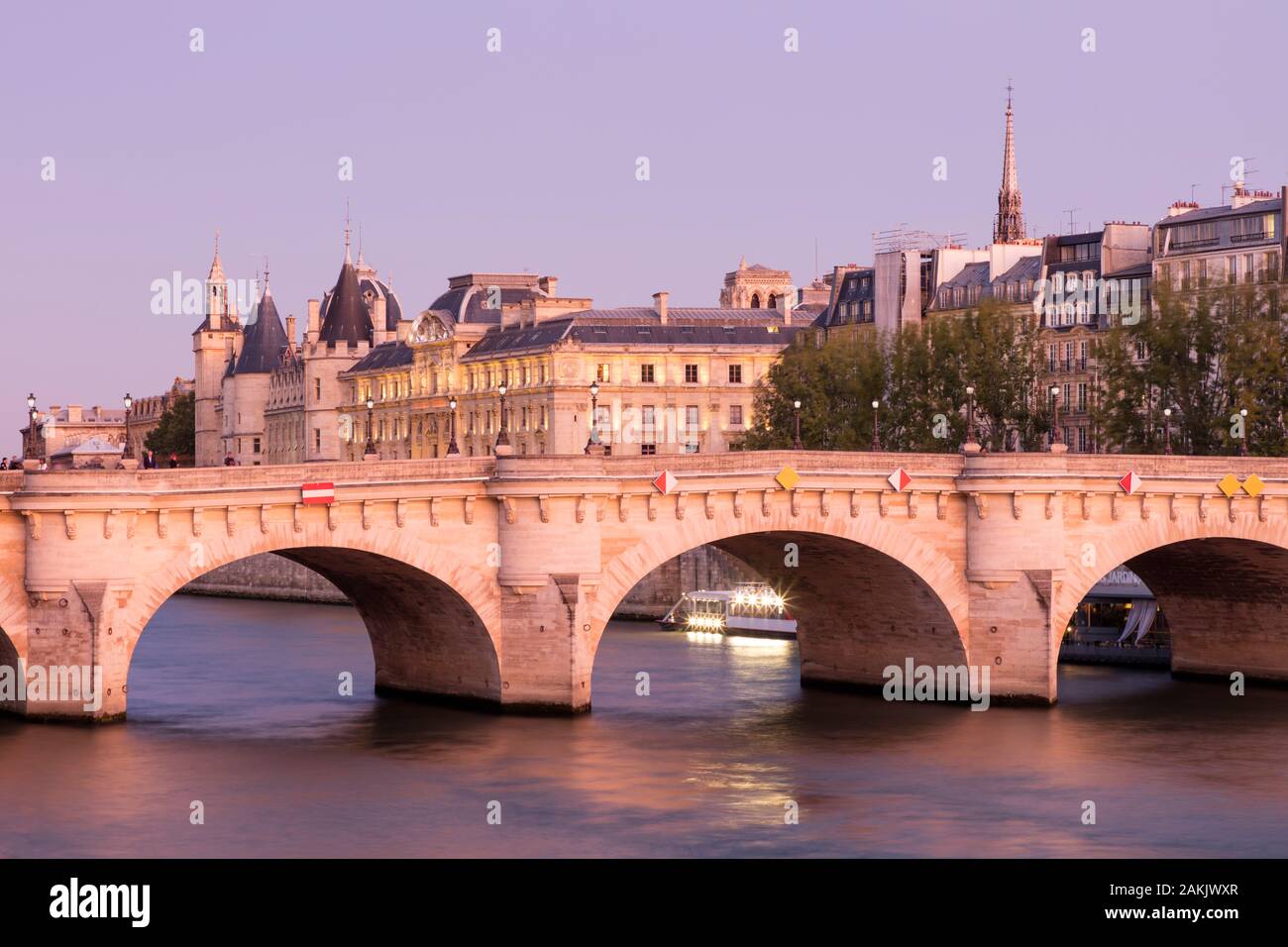 Pont Neuf, la Conciergerie e gli edifici di Ile-de-la-Cité, Parigi, Ile-de-France, Francia Foto Stock