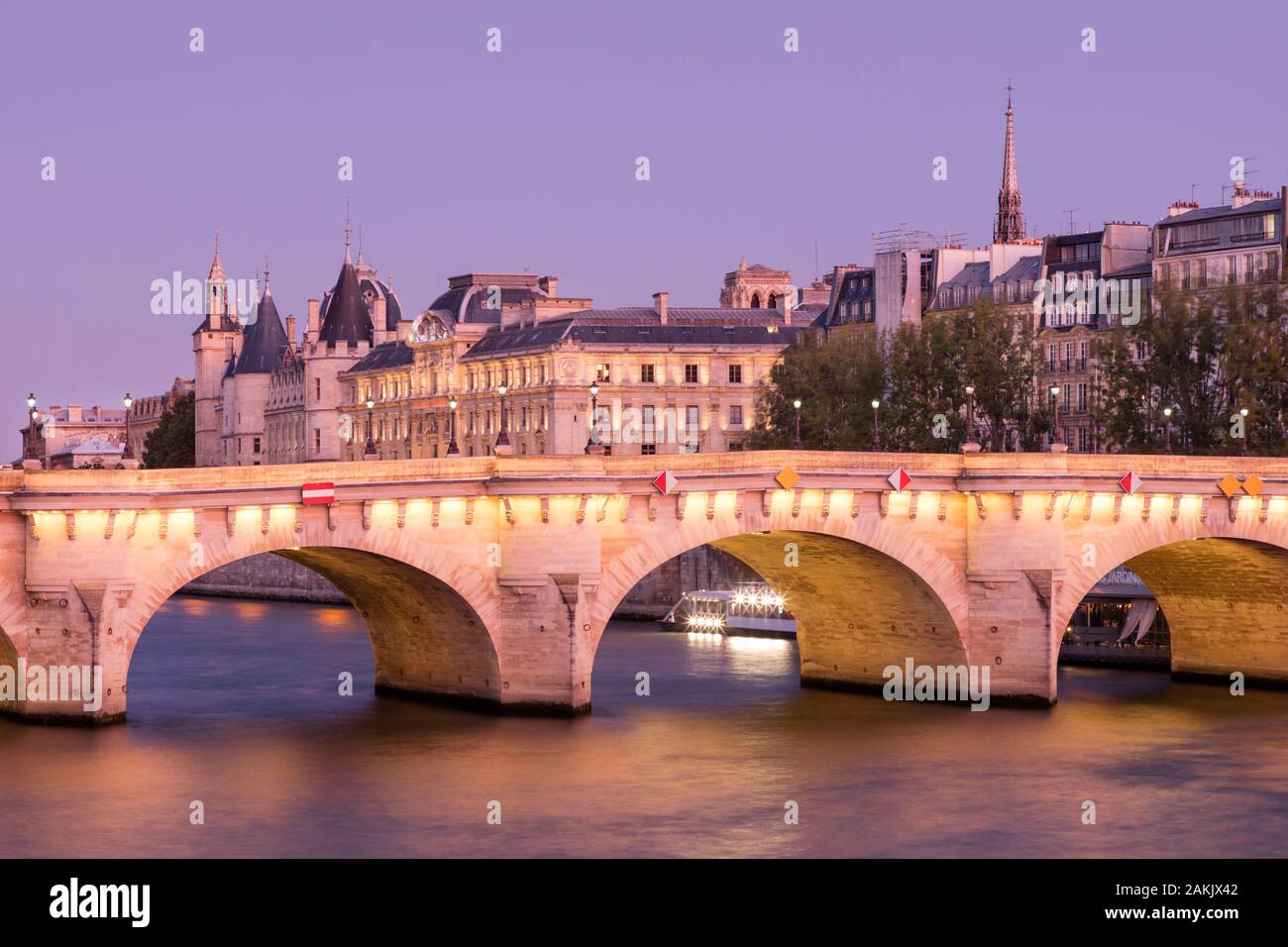 Pont Neuf, la Conciergerie e gli edifici di Ile-de-la-Cité, Parigi, Ile-de-France, Francia Foto Stock