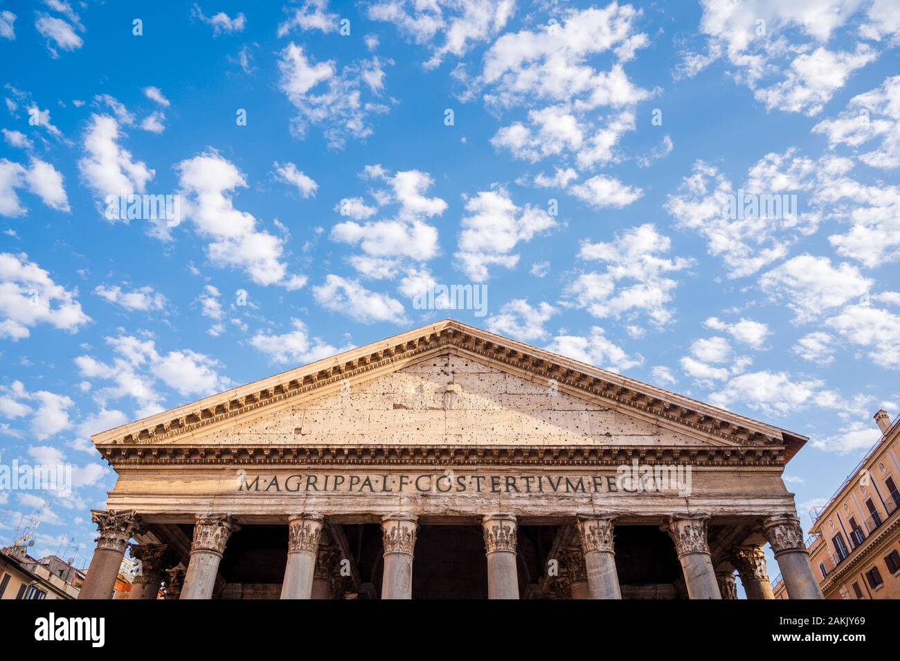 Vista esterna del portico del Pantheon di Roma. Il Pantheon è un antico tempio romano, ora chiesa, a Roma Foto Stock