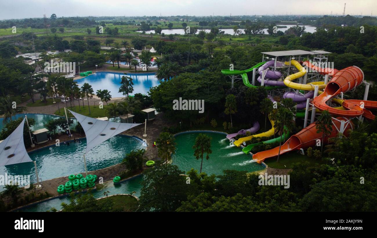 BEKASI, WESTJAVA, INDONESIA : 10 gennaio 2020 :vista aerea dell'open-air piscina comunale. Drone Shot visualizza una piscina blu a Bekasi - Indonesia. Foto Stock