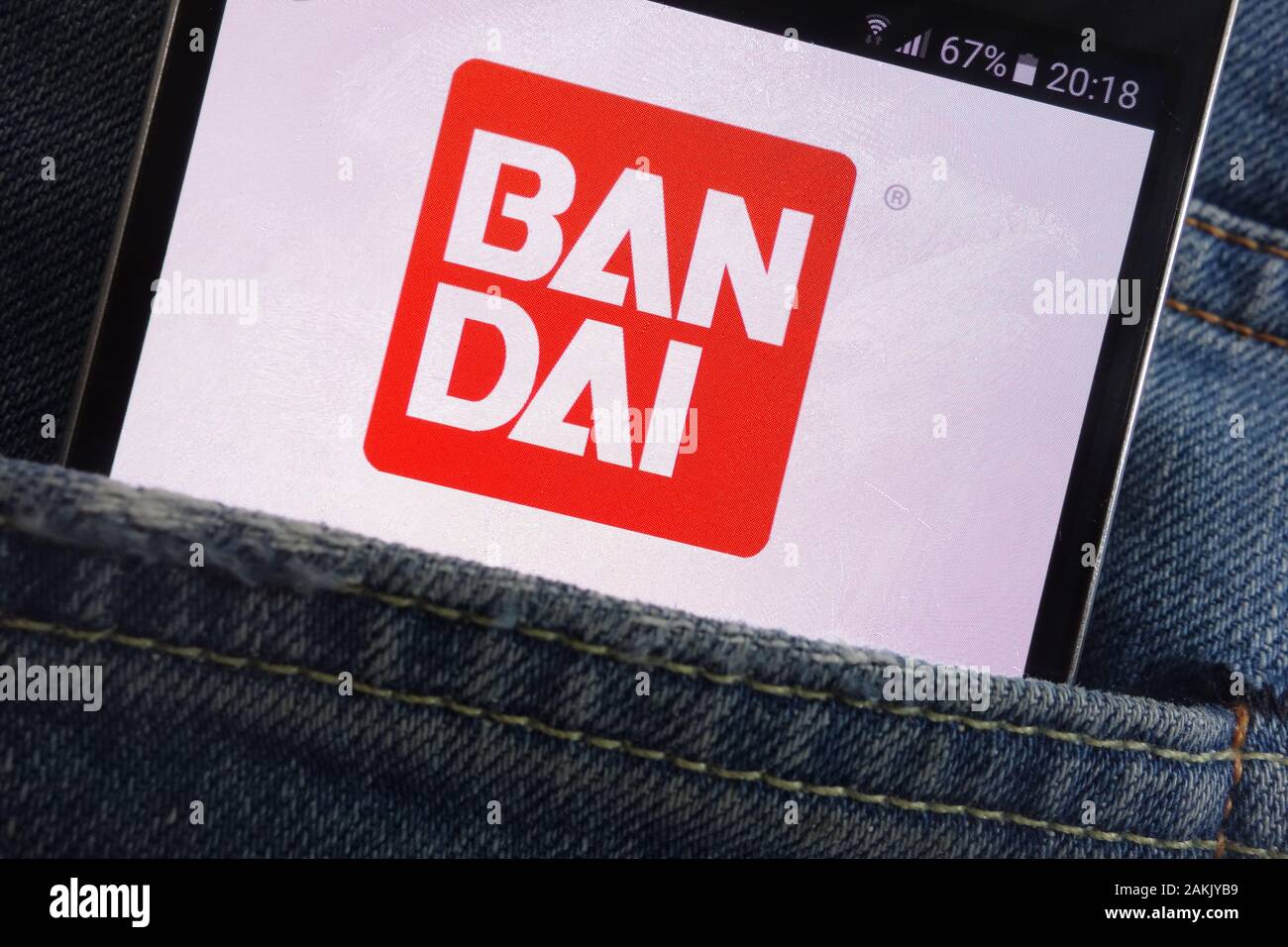 Bandai logo visualizzato sullo smartphone nascosto nella tasca dei jeans Foto Stock