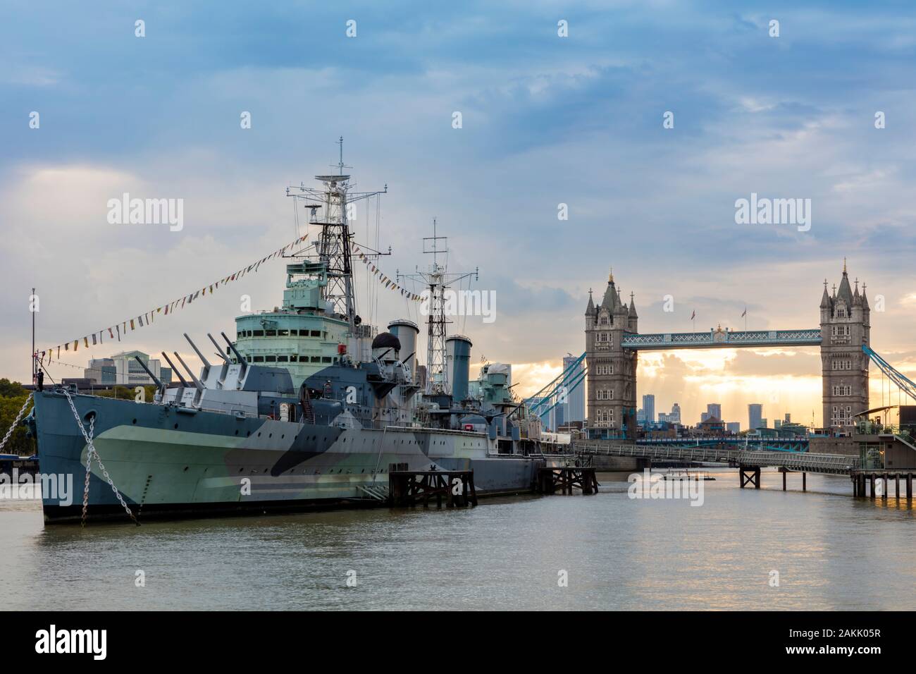 II Guerra Mondiale Town-Class incrociatore leggero HMS Belfast (comm. 1938), ora un museo galleggiante vicino al Tower Bridge sul fiume Tamigi, London, England, Regno Unito Foto Stock