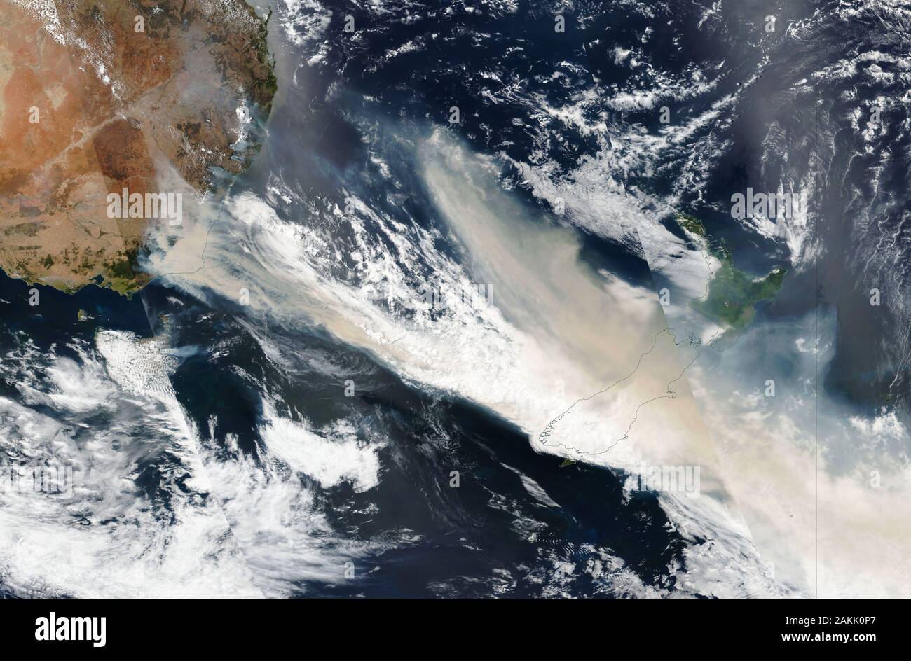 Immagine satellitare mostra la diffusa bushfires infuria attraverso gli stati del Nuovo Galles del Sud e Victoria nel sud-est dell'Australia il 1 gennaio 2020 Foto Stock