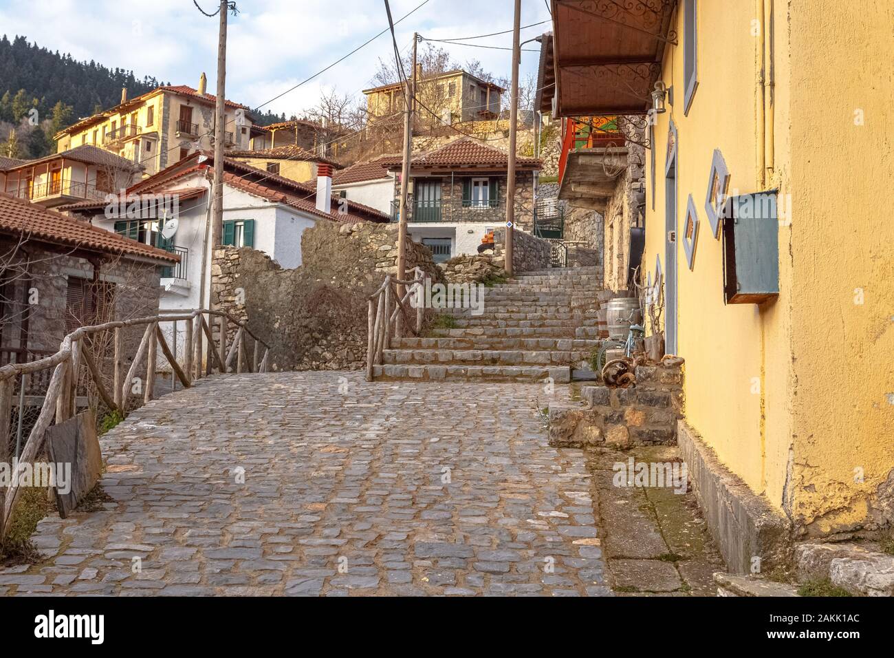 Bella pavimentazione di pietra in zone montuose insediamento nel villaggio di Elati, Grecia Foto Stock