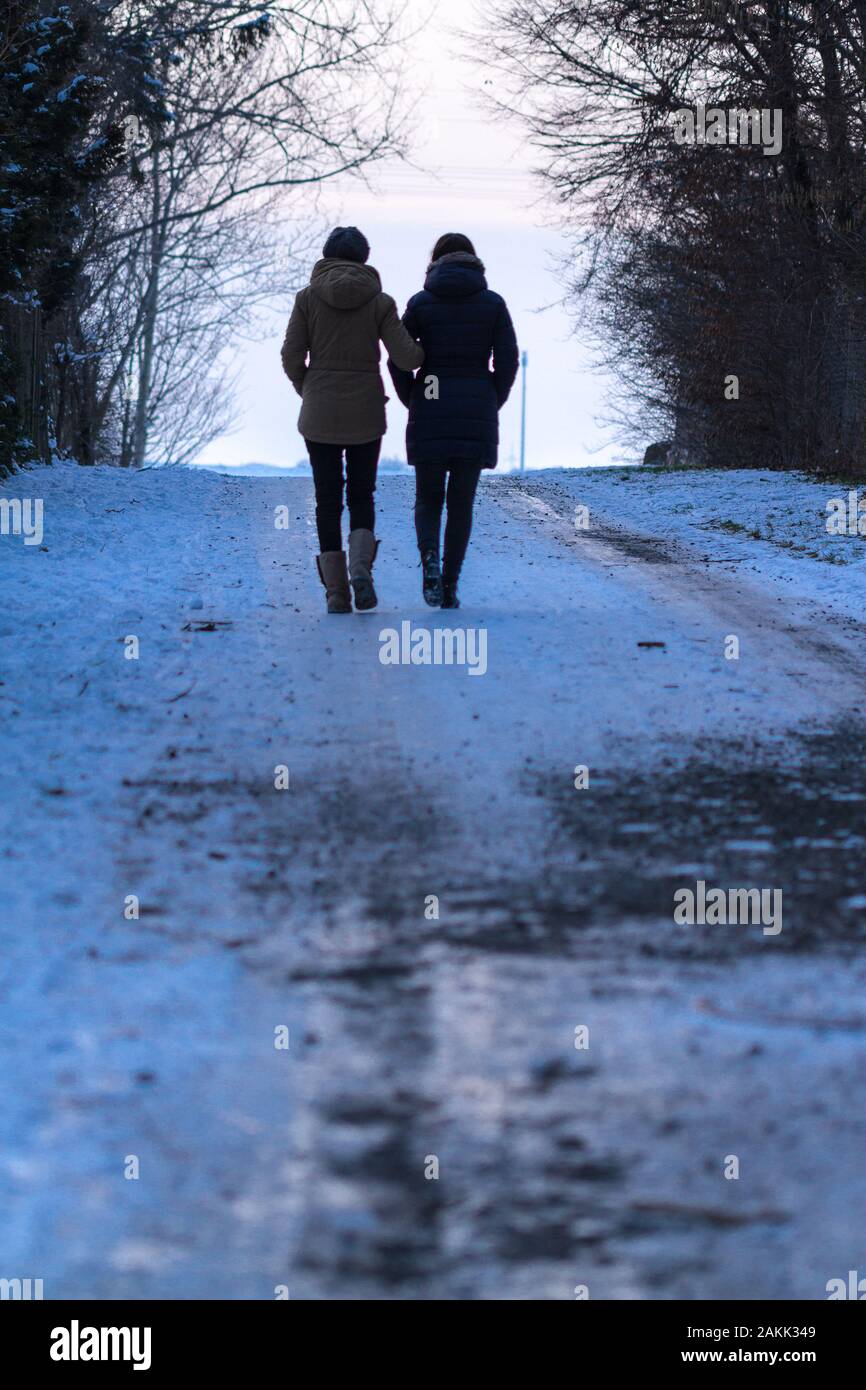 Two people walking immagini e fotografie stock ad alta risoluzione - Alamy
