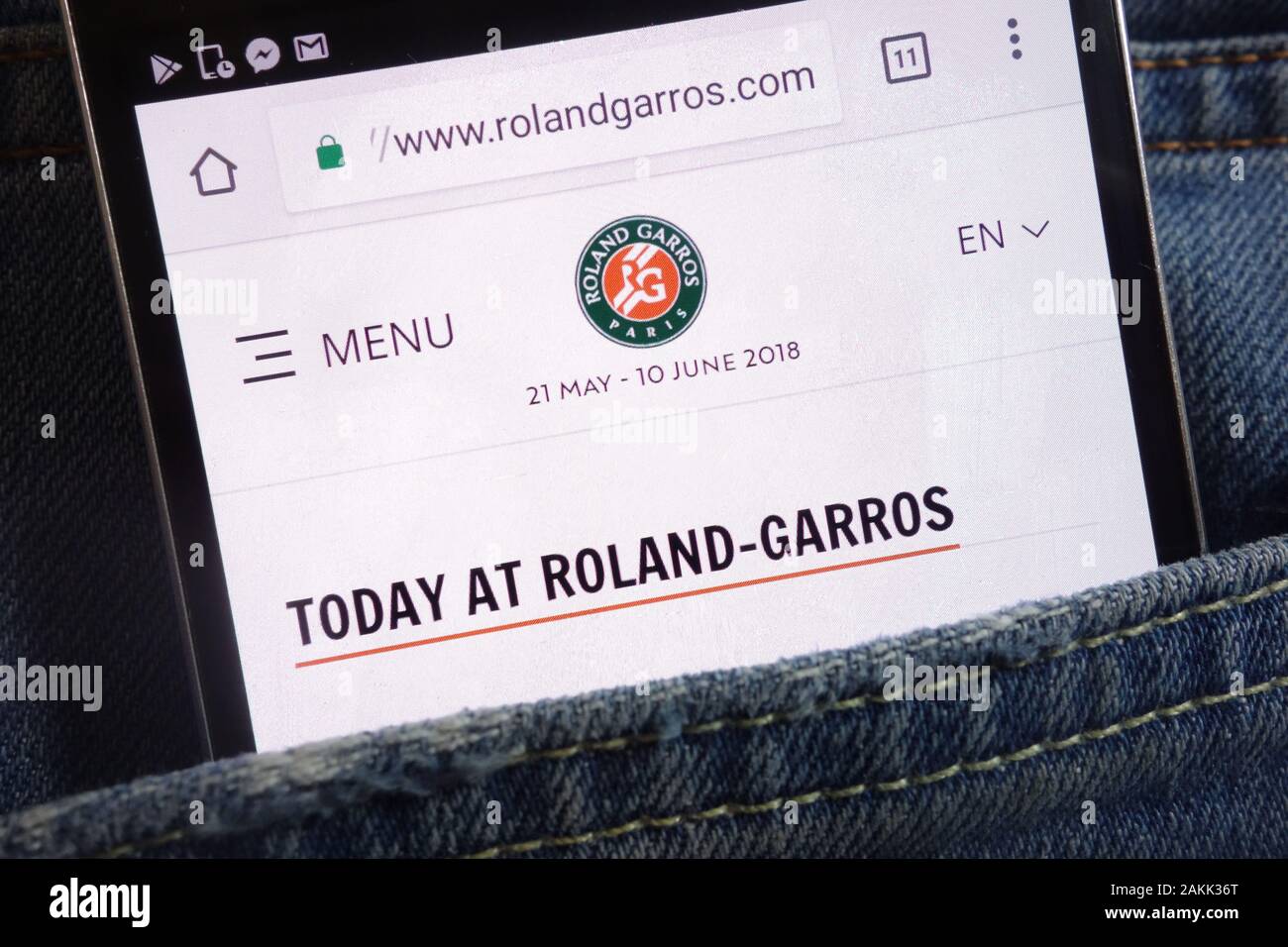 Roland Garros sito web visualizzato sullo smartphone nascosto nella tasca dei jeans Foto Stock